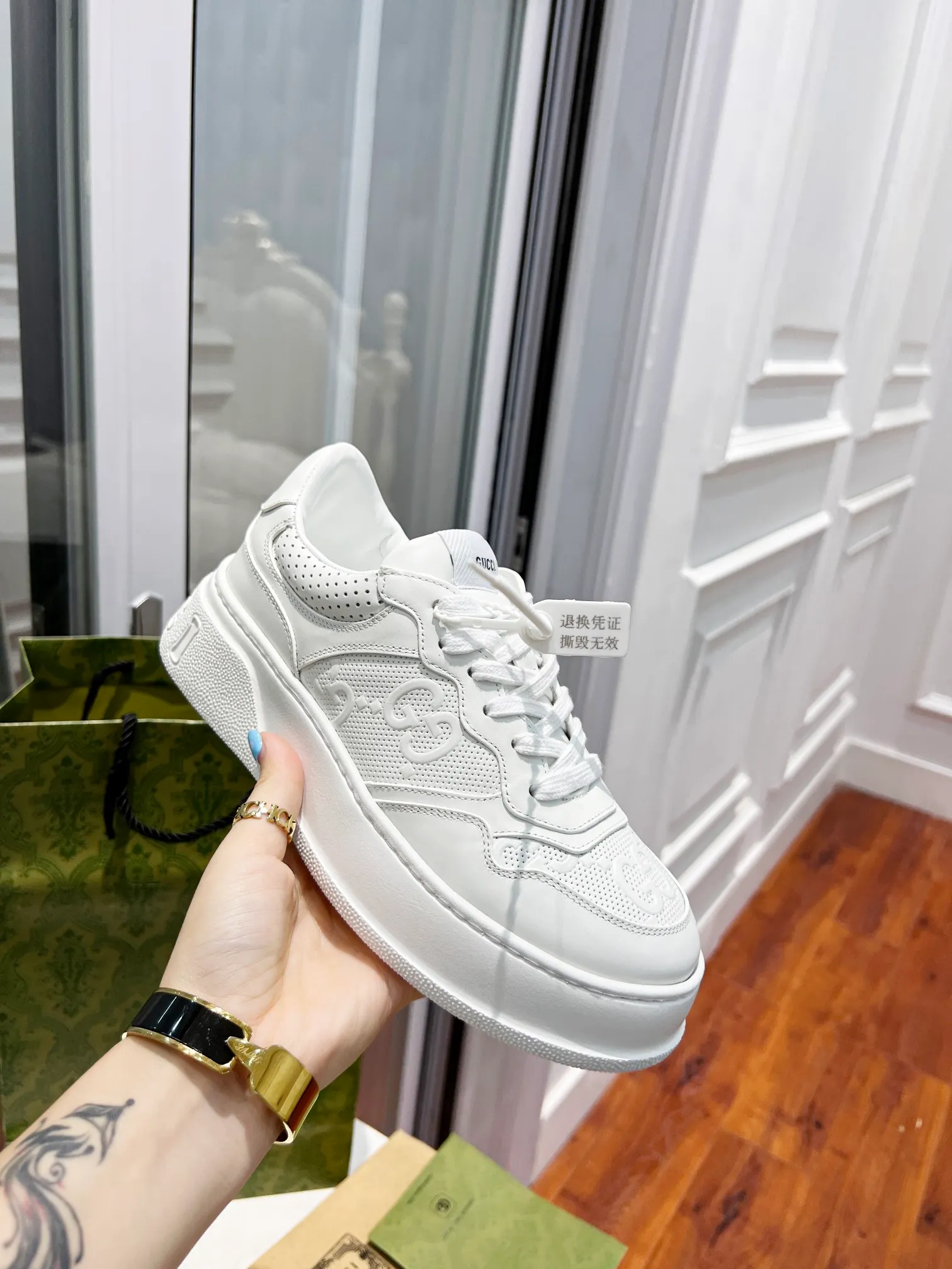👟👟Ex-factory price 480👟👟 Women's Shoe Factory New Chunky B series lightweight soft thick sole sports series! G family's white shoes for couples, GUUC* counter-synchronized shoes, ancient and exotic catwalk models! The style design is light, luxurious and retro...thick sole increases height...similar to an upgraded version of classic white shoes! Original customized cowhide fabric (classic old floral fabric, perforation, embossing process), cowhide lining, original foam lightweight outsole, GG Logo on the heel, 4cm thick sole, classic Gucci webbing... Women's 35-40/Men's 39-44 (full size) Women's 41, Men's 45 are custom-made and non-returnable